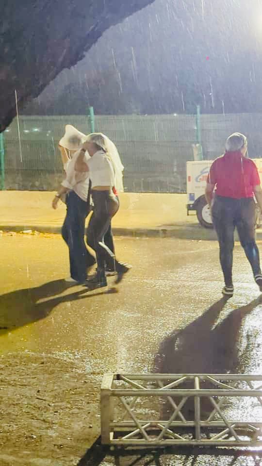 Fanáticos de Erreway cambiaron llamativos outfits por paraguas y fundas tras intensas lluvias - Noticias de hoy en República Dominicana | De Último Minuto