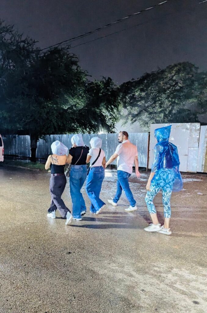 Fanáticos de Erreway cambiaron llamativos outfits por paraguas y fundas tras intensas lluvias - Noticias de hoy en República Dominicana | De Último Minuto