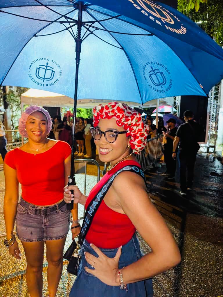 Fanáticos de Erreway cambiaron llamativos outfits por paraguas y fundas tras intensas lluvias