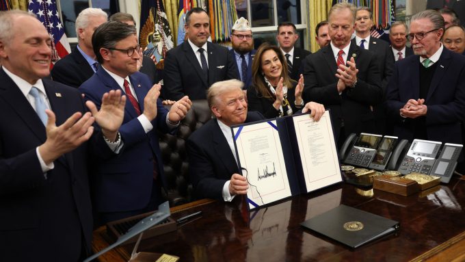 ¡Es oficial! Trump firma la ley que pone fin al histórico cierre del Gobierno de Estados Unidos