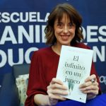 La escritora española Irene Vallejo reivindica la curiosidad como antídoto del miedo