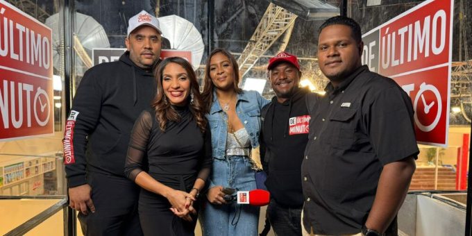 Noticias DUM logra éxito en transmisión y cobertura en vivo desde de Casa de Alofoke 2