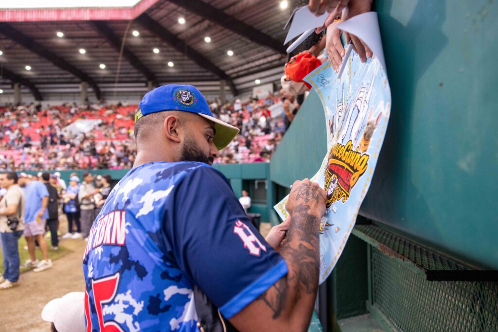 Eladio Carrión celebra con éxito la quinta edición de SAUCEGIVING - Noticias de hoy en República Dominicana | De Último Minuto