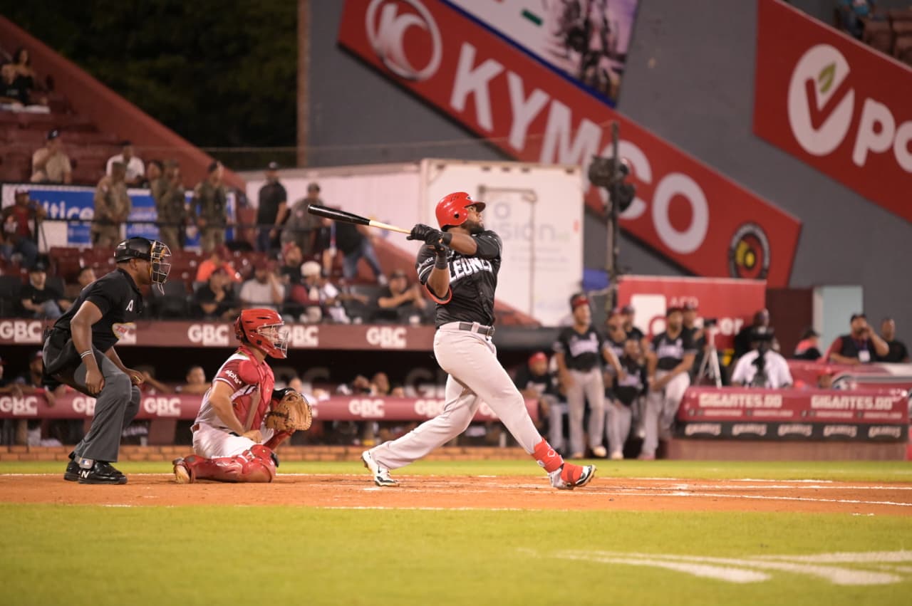 Gavin y Cordero impulsan triunfo de los Leones del Escogido en San Francisco de Macorís