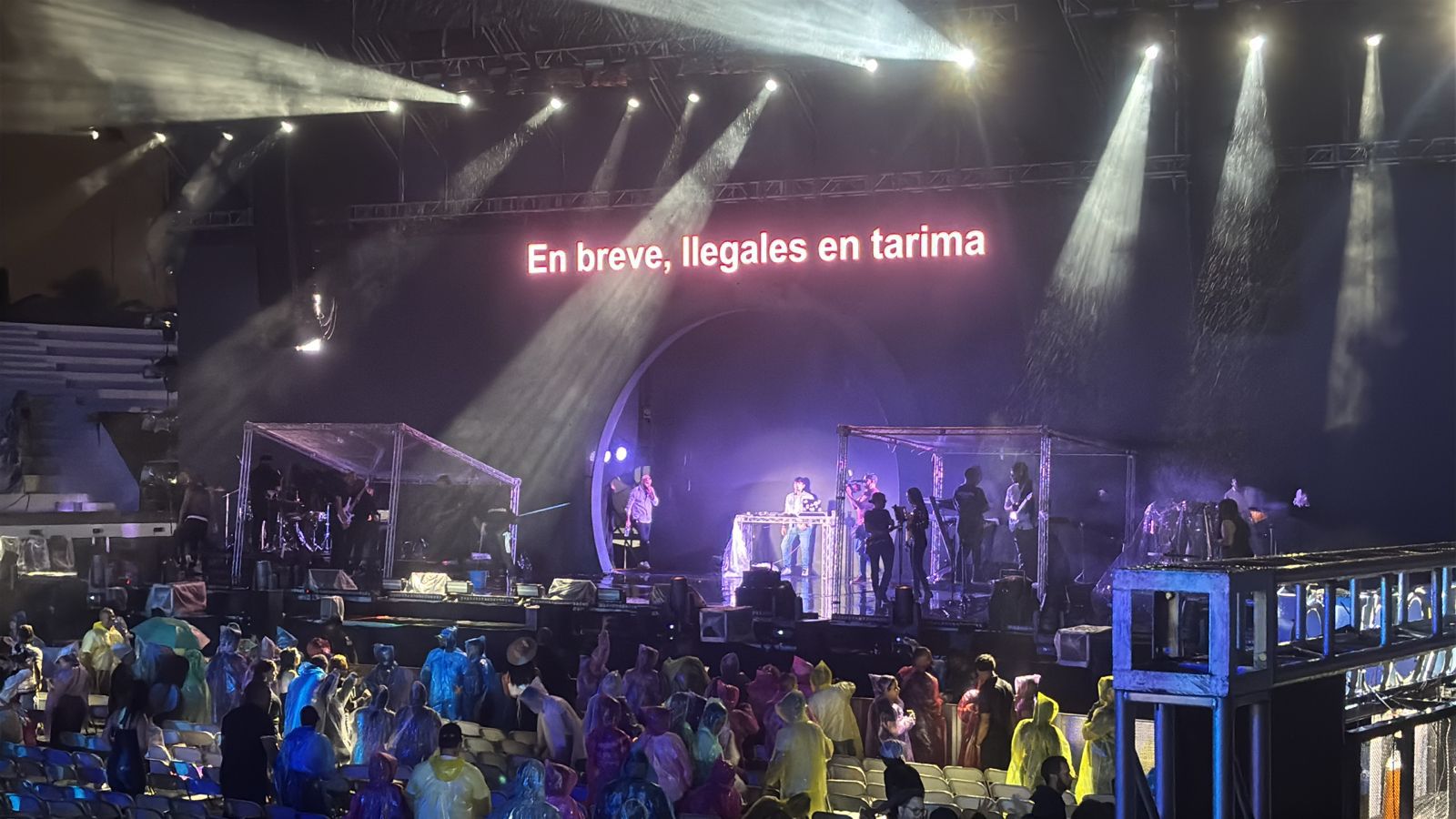 Concierto de Ilegales sigue en pie a pesar de la lluvia