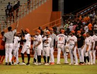 Toros logran tercera victoria seguida y aseguran serie particular ante Leones