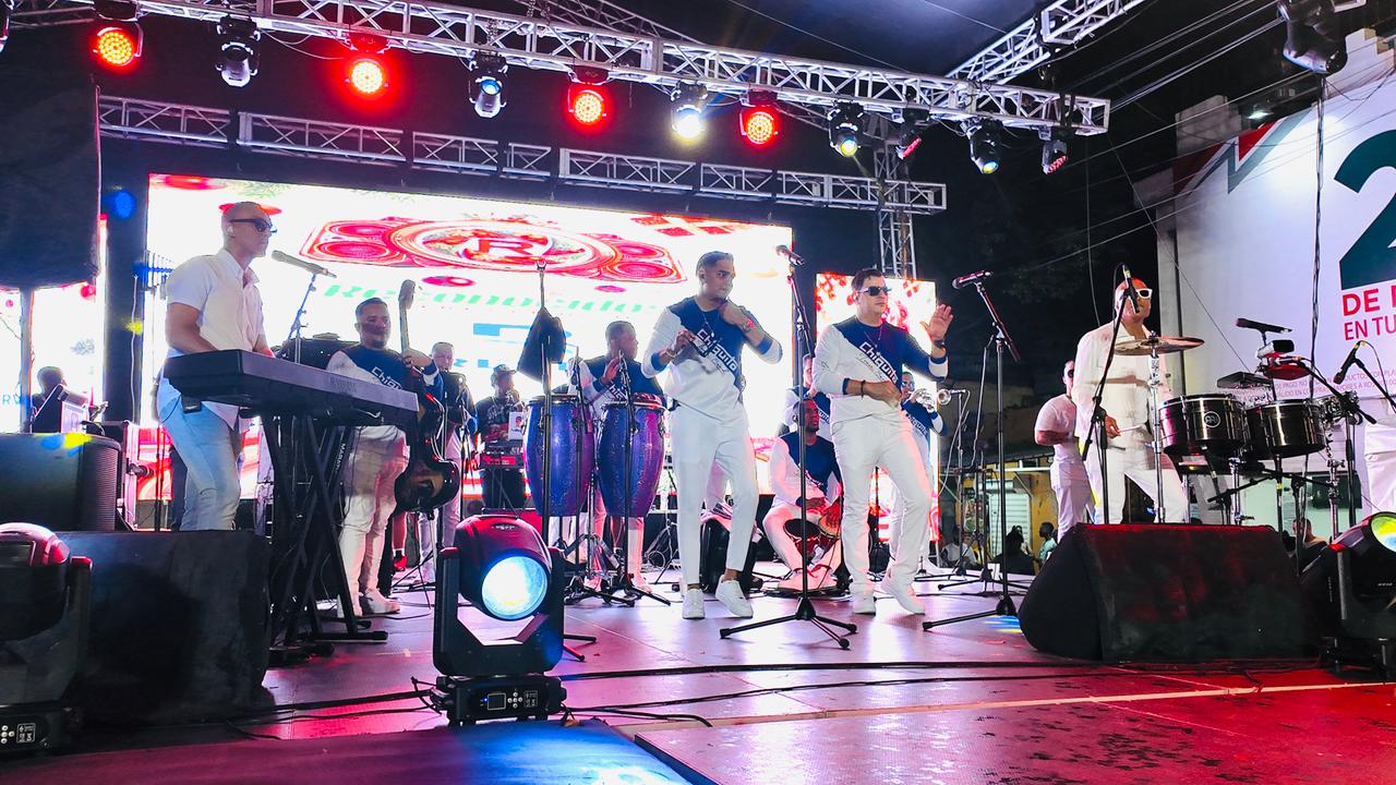 Chiquito Team Band pone la nota salsera al primer concierto navideño de Reconocidos