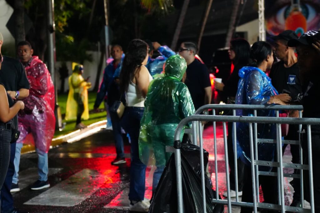 A pesar de la lluvia, cientos de fanáticos llegan al concierto de Ilegales en Santo Domingo | 1 | A pesar de la lluvia, cientos de fanáticos llegan al concierto de Ilegales en Santo Domingo