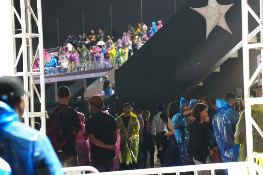 A pesar de la lluvia, cientos de fanáticos llegan al concierto de Ilegales en Santo Domingo | 2 | A pesar de la lluvia, cientos de fanáticos llegan al concierto de Ilegales en Santo Domingo