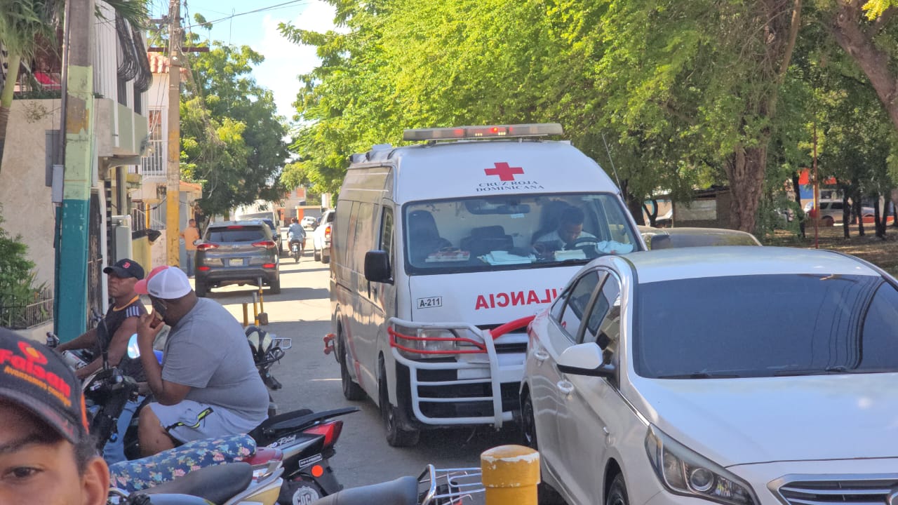 Familiares de joven herido por un agente policial en La Romana exigen justicia y una investigación transparente