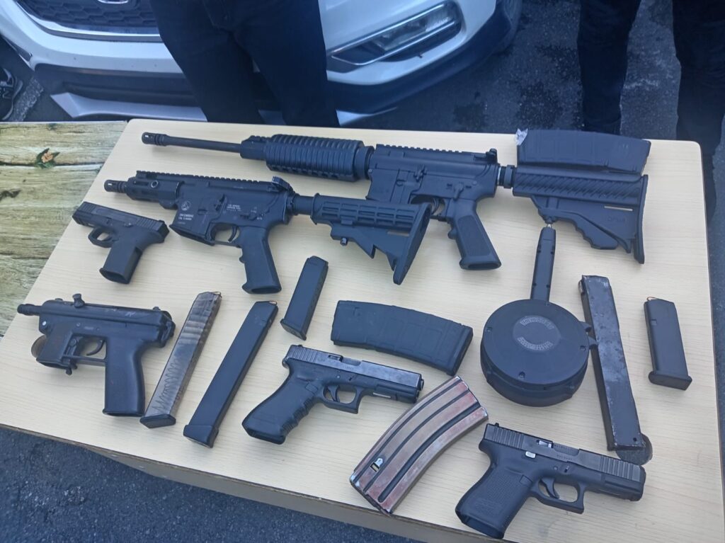 Liberan a “Deivi El Gordo”, implicado en red criminal y ocuparle armas de alto calibre - Noticias de hoy en República Dominicana | De Último Minuto