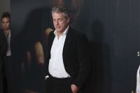 Hugh Grant considera que la compra de Warner por Netflix es una mala noticia para el cine