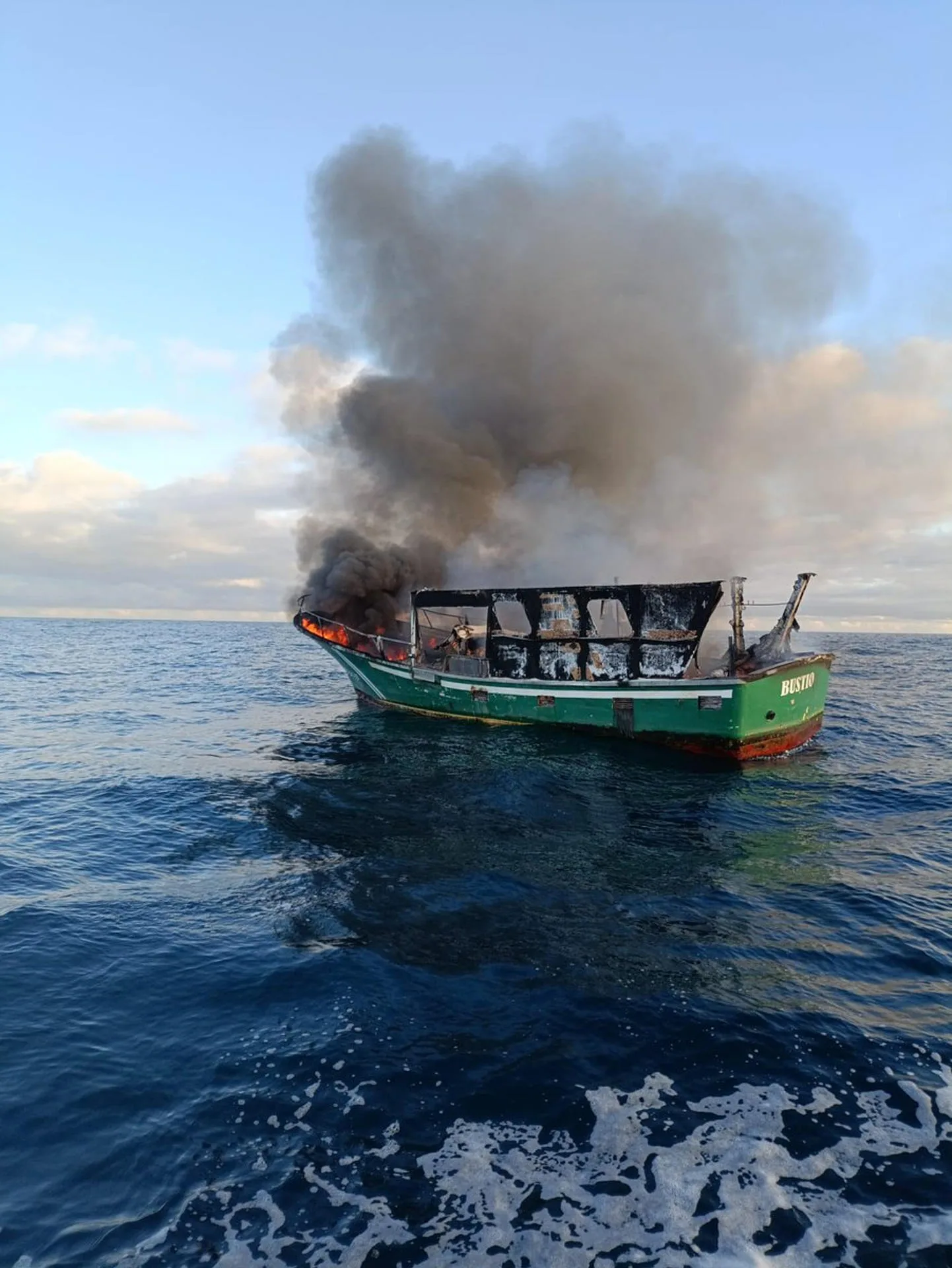Rescatados los cuatro tripulantes de un pesquero incendiado frente a la costa asturiana