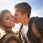 ¿Qué está llevando a las mujeres a ocultar sus relaciones en las redes sociales?