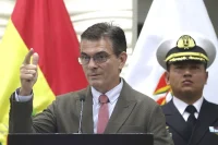 El presidente de Bolivia, Rodrigo Paz, sube un 20 % el salario mínimo y el fin de la subvención a los combustibles