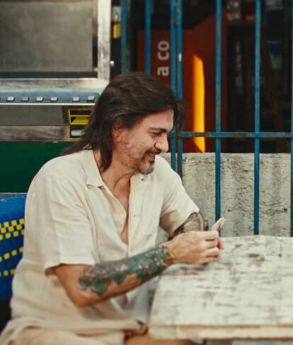 Juanes lanza 'Muérdeme', un nuevo sencillo de cumbia caribeña junto a Bomba Estéreo