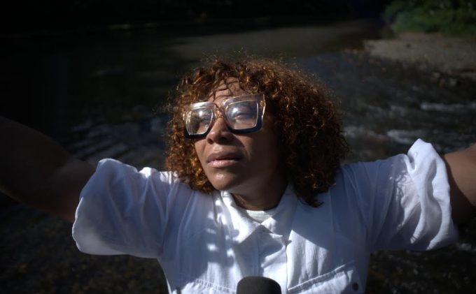 Influencer Reall Vida Acosta presenta “No Te Rindas”, su primera alabanza cristiana