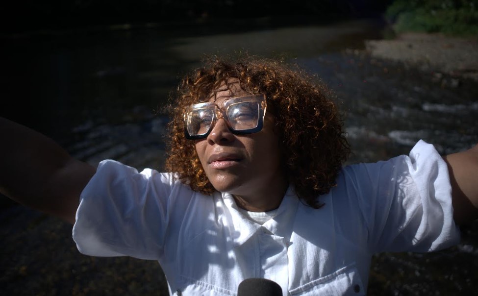 Influencer Reall Vida Acosta presenta “No Te Rindas”, su primera alabanza cristiana