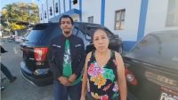 Madre denuncia presunta persecución y abusos policiales contra su hijo en Jarabacoa