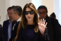 Carla Bruni anuncia que ha concluido su tratamiento contra el cáncer de mama