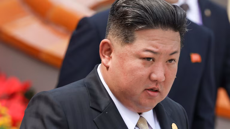 Kim Jong-un supervisó el desarrollo de lanzacohetes avanzados y amenazó con “aniquilar al enemigo”