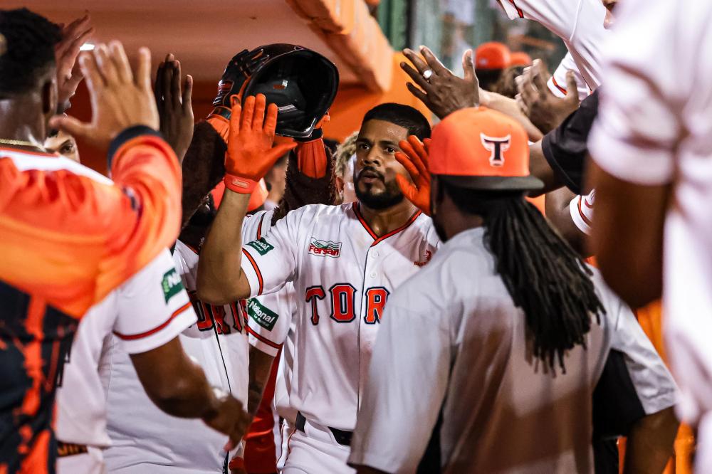 Toros extienden su dominio con cuarta victoria seguida y superan 7-4 a los Leones
