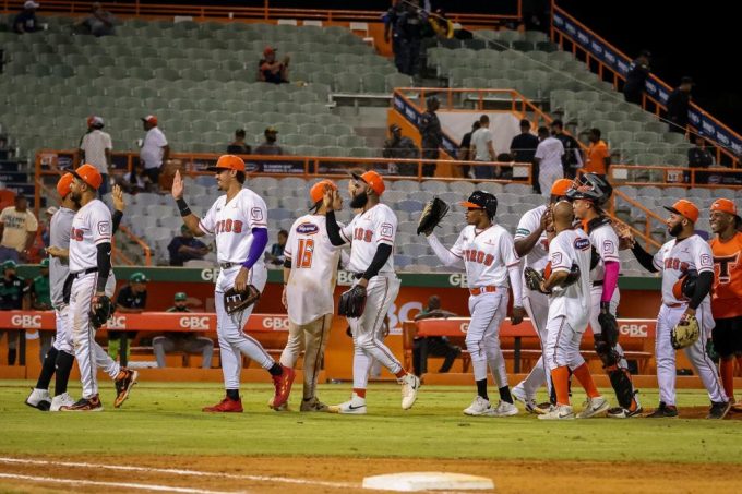 Toros del Este vuelven a dominar a las Estrellas y toman control de la Serie de la Caña con victoria 9-1