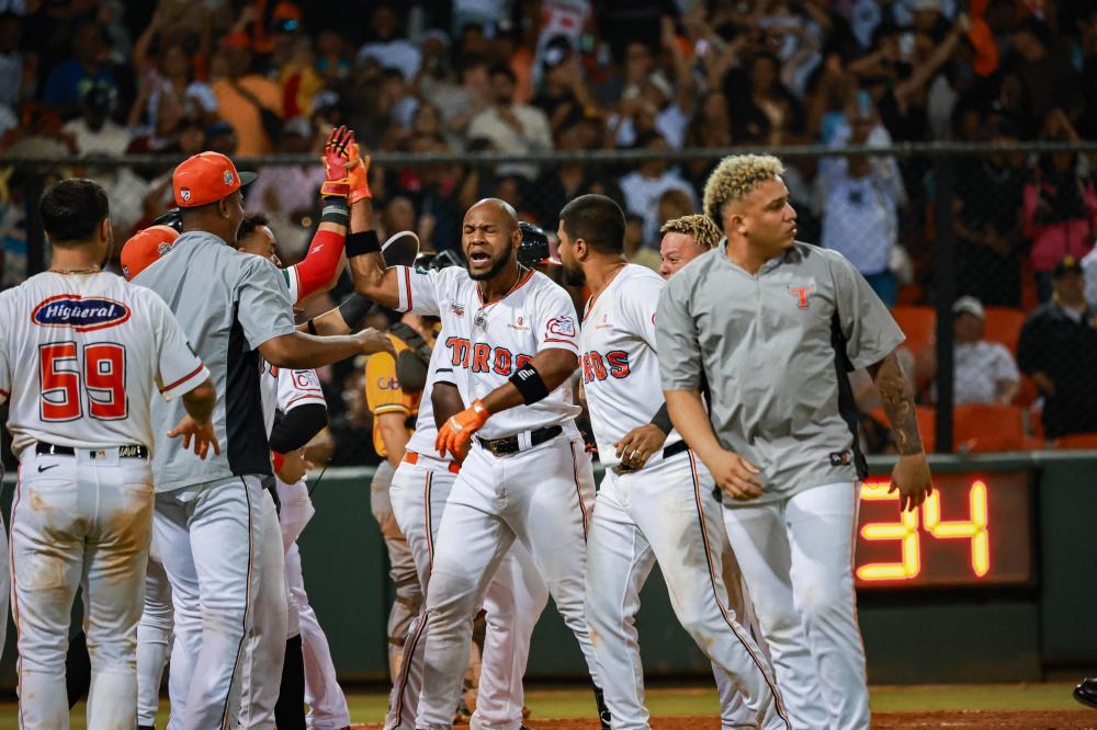 Bryan De La Cruz vuelve a castigar y lidera remontada de los Toros ante las Águilas