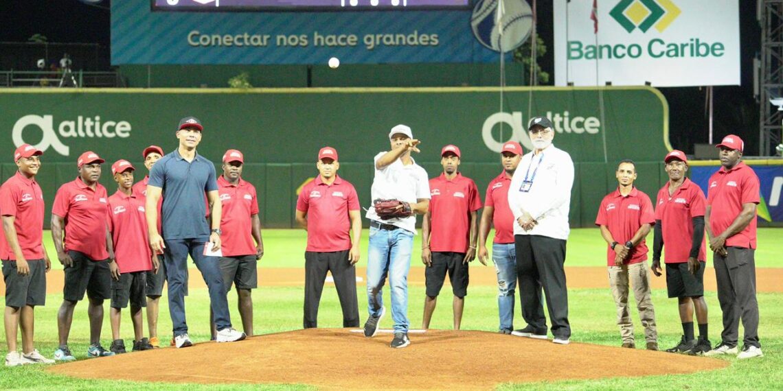 Escogido reconoce la labor del equipo de mantenimiento del Estadio Quisqueya