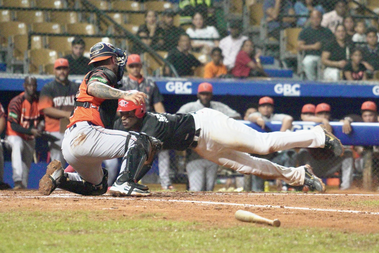 Leones extienden su racha y se afianzan en el tercer lugar