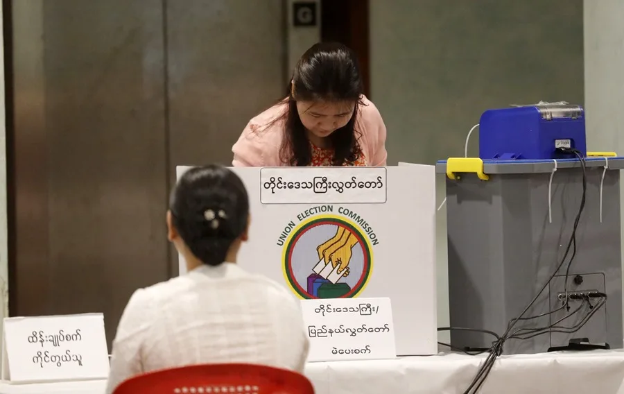 Abren los centros de votación en Birmania para unas elecciones sin oposición prodemocrática