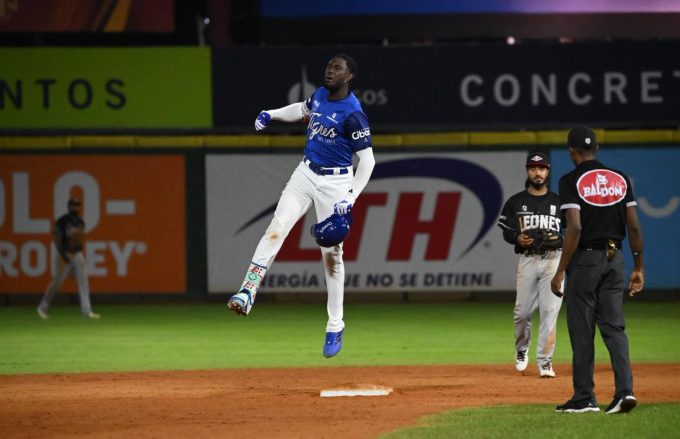 Jonrón de Ronny Mauricio deja tendidos a los Leones y da triunfo 6-5 al Licey