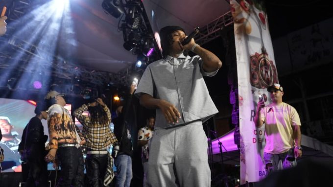 Lomiiel emociona a su gente de Herrera durante el 4to Concierto de Navidad Reconocidos