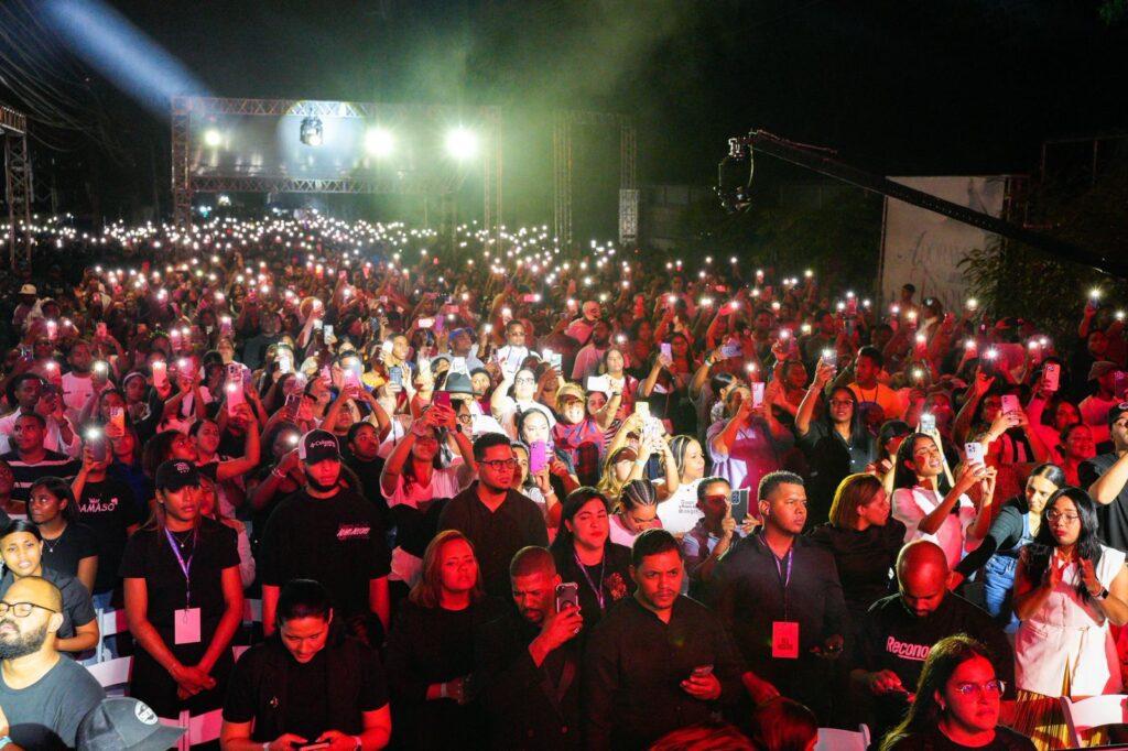 Reconocidos celebra con éxito concierto “Adoramos Juntos en Navidad” y reúne a miles en una noche de fe - Noticias de hoy en República Dominicana | De Último Minuto