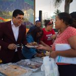 Alcalde de SDE comparte cena de Nochebuena con personas en condición de calle