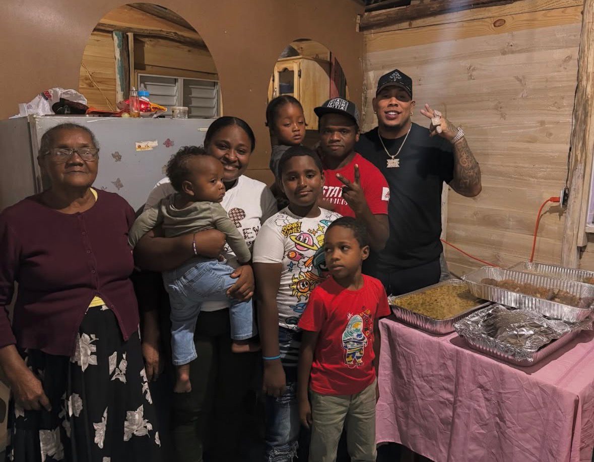 Bulin 47 cumple promesa y regala cena navideña a familia de escasos recursos