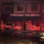 Autoridades logran controlar la mitad del incendio en ferretería