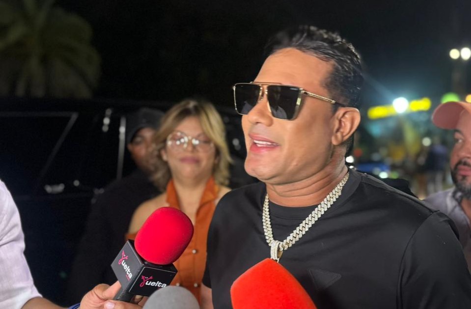 Raulín Rodríguez emocionado a su llegada a la Gran Arena del Cibao: “Me siento feliz y sorprendido”