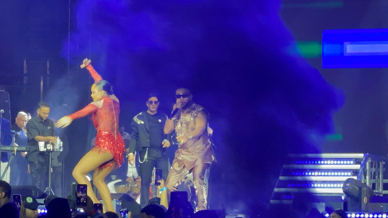 Elvis Martínez enciende la Gran Arena del Cibao junto a Raulín Rodríguez en la segunda noche de “Mi Historia Musical”