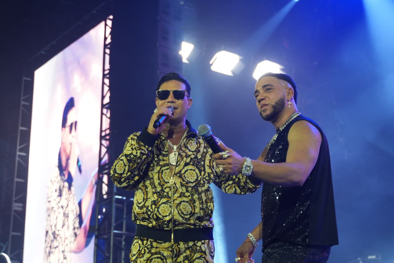 Elvis Martínez encendió al público a su llegada al concierto de Raulin Rodríguez