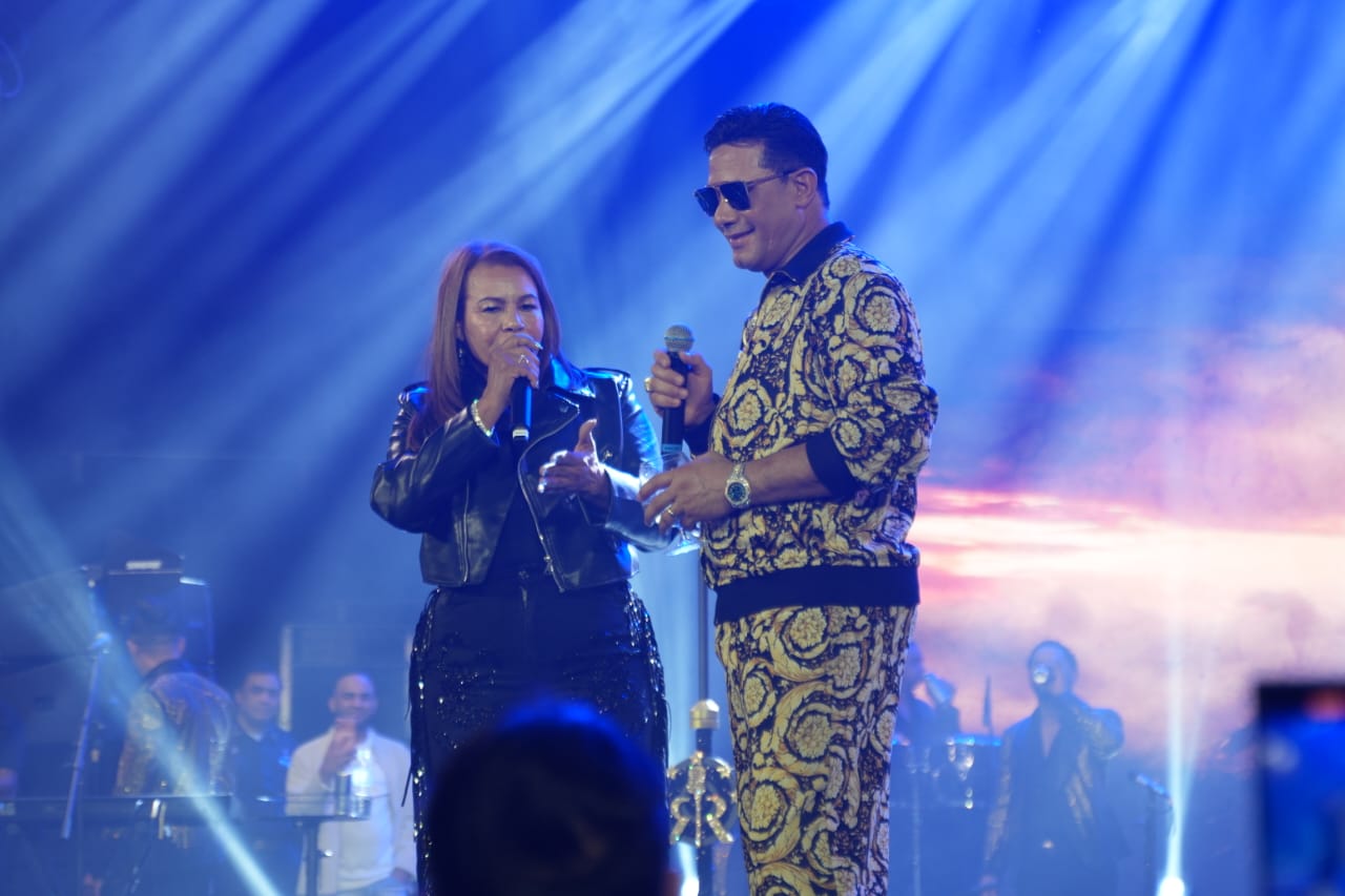 Casilda protagonizó un emotivo momento en el concierto de su hermano Raulin Rodríguez