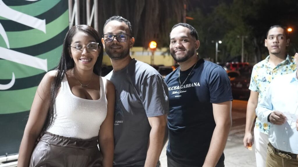 Fanáticos de todo el país llegan a la Arena del Cibao para el segundo concierto de Raulín Rodríguez - Noticias de hoy en República Dominicana | De Último Minuto