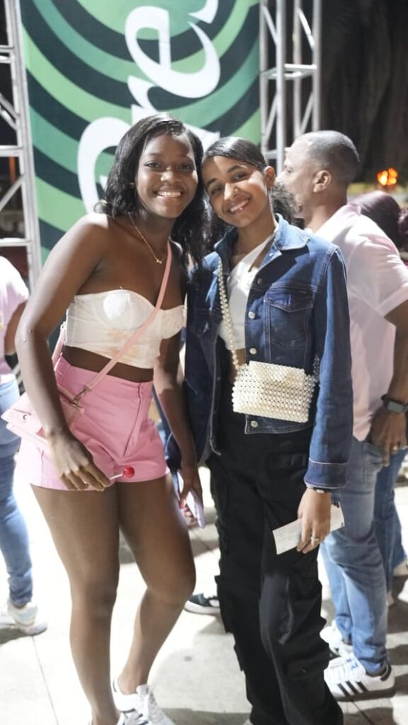 Fanáticos de todo el país llegan a la Arena del Cibao para el segundo concierto de Raulín Rodríguez - Noticias de hoy en República Dominicana | De Último Minuto