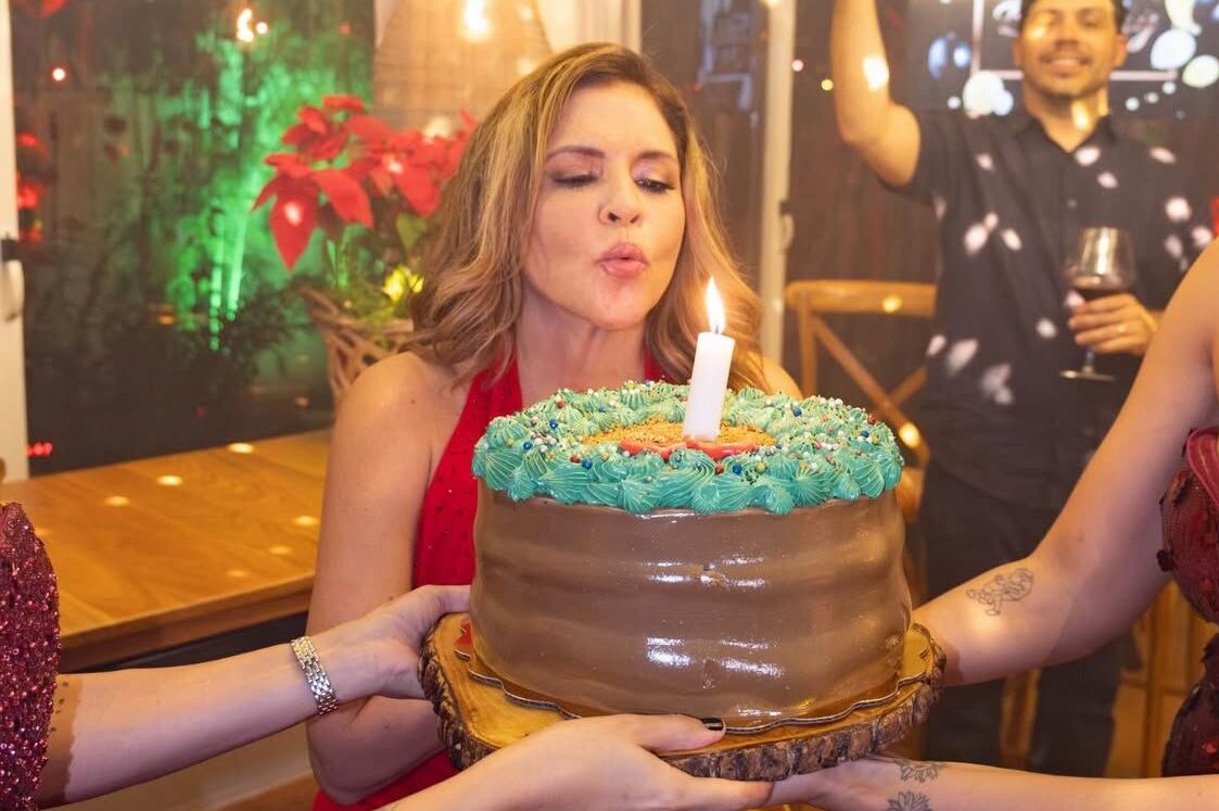 Tania Báez celebra sus 60 años en grande junto a su familia
