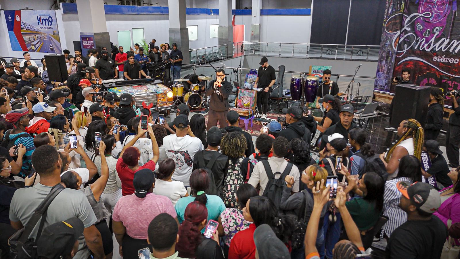 Ensamble Etéreo convierte el Metro de Santo Domingo en un escenario musical para Jezzy y Dahian El Apechao