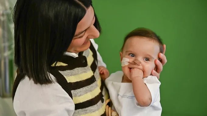 Mariami, la primera bebé trasplantada parcialmente de corazón en Europa, recibe el alta