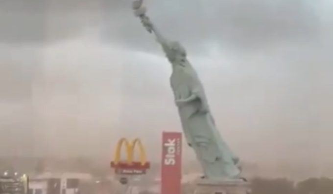 Réplica de la Estatua de la Libertad cae tras fuertes vientos en Brasil