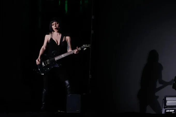 El fan que se abalanzó sobre Ariana Grande, expulsado de un concierto de Lady Gaga