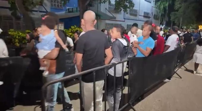 Con el avance de la noche, aumentan las filas y la asistencia en Villa Navidad