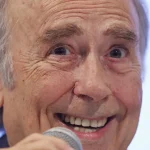 Joan Manuel Serrat protagoniza una alborotada charla en la FIL de México ante un público apasionado